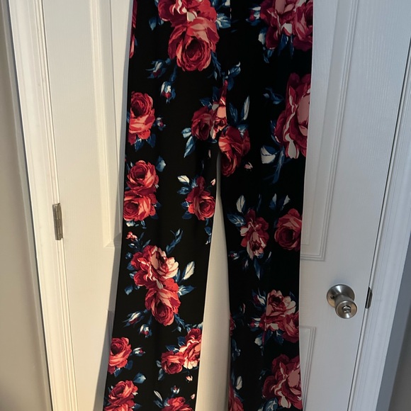 Fashion Nova Flower High waisted pants - Picture 2 of 3